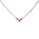 浪漫紅寶石和三爪鑲工鑽石，V字造型18K玫瑰金項鍊。