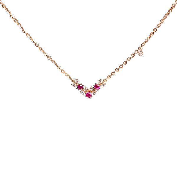 浪漫紅寶石和三爪鑲工鑽石，V字造型18K玫瑰金項鍊。