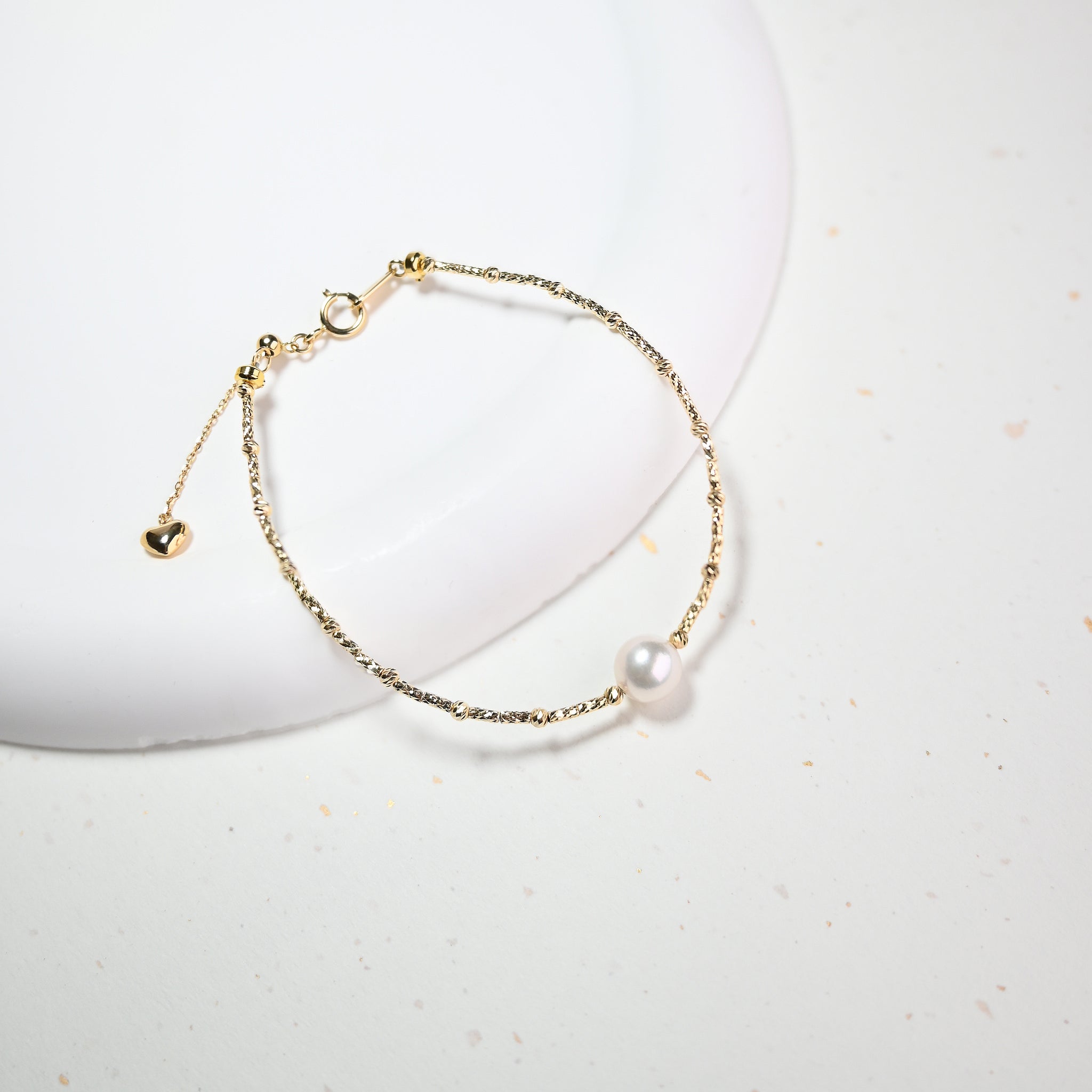 初見珍珠手鍊，18K金車花管拼接設計，搭配Akoya Pearl近拍照