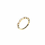 夢想鑽石戒指採用18K金戒台與圓鑽交錯搭配馬眼鑽