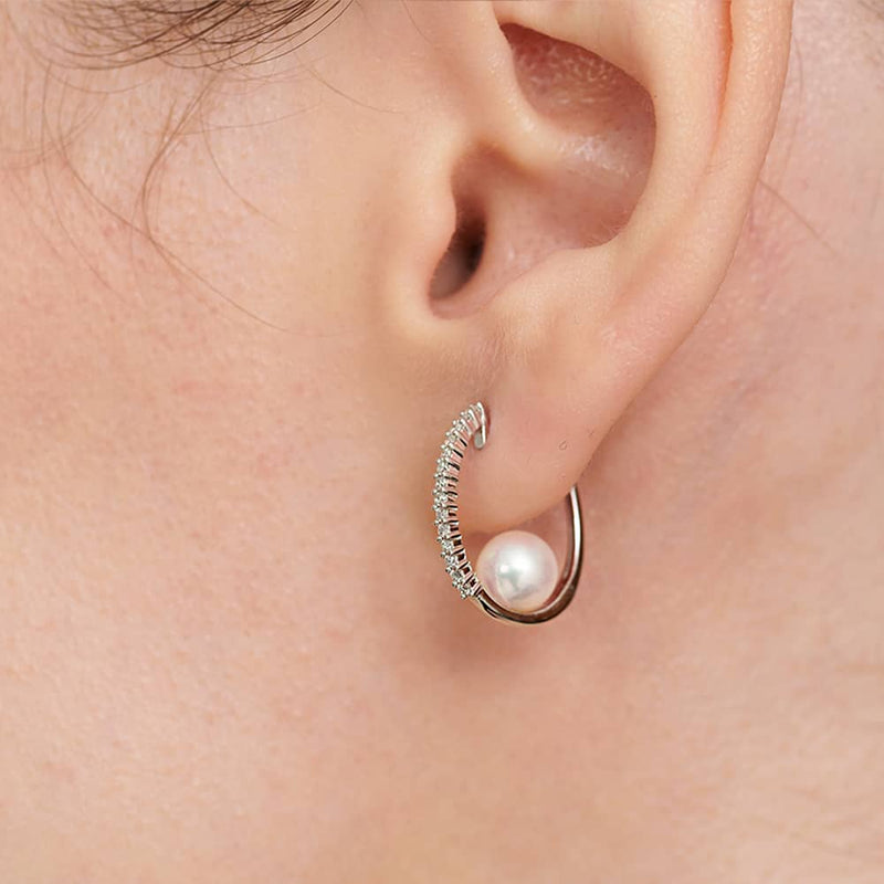 映照珍珠耳環耳上側面細節照