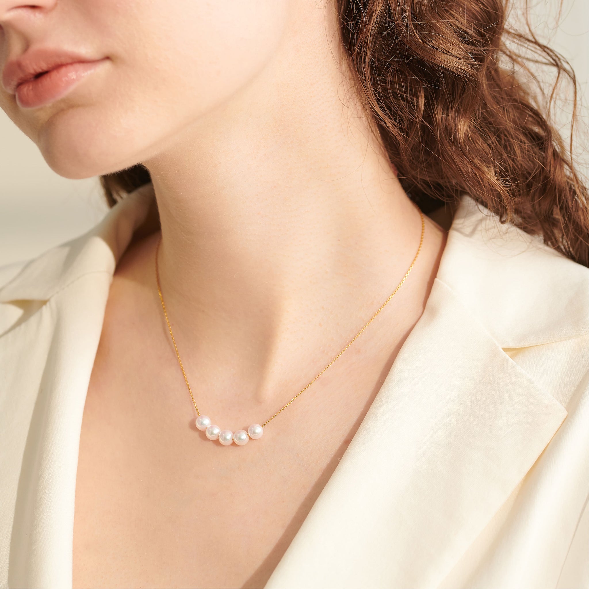 微笑珍珠項鍊，模特兒實戴照