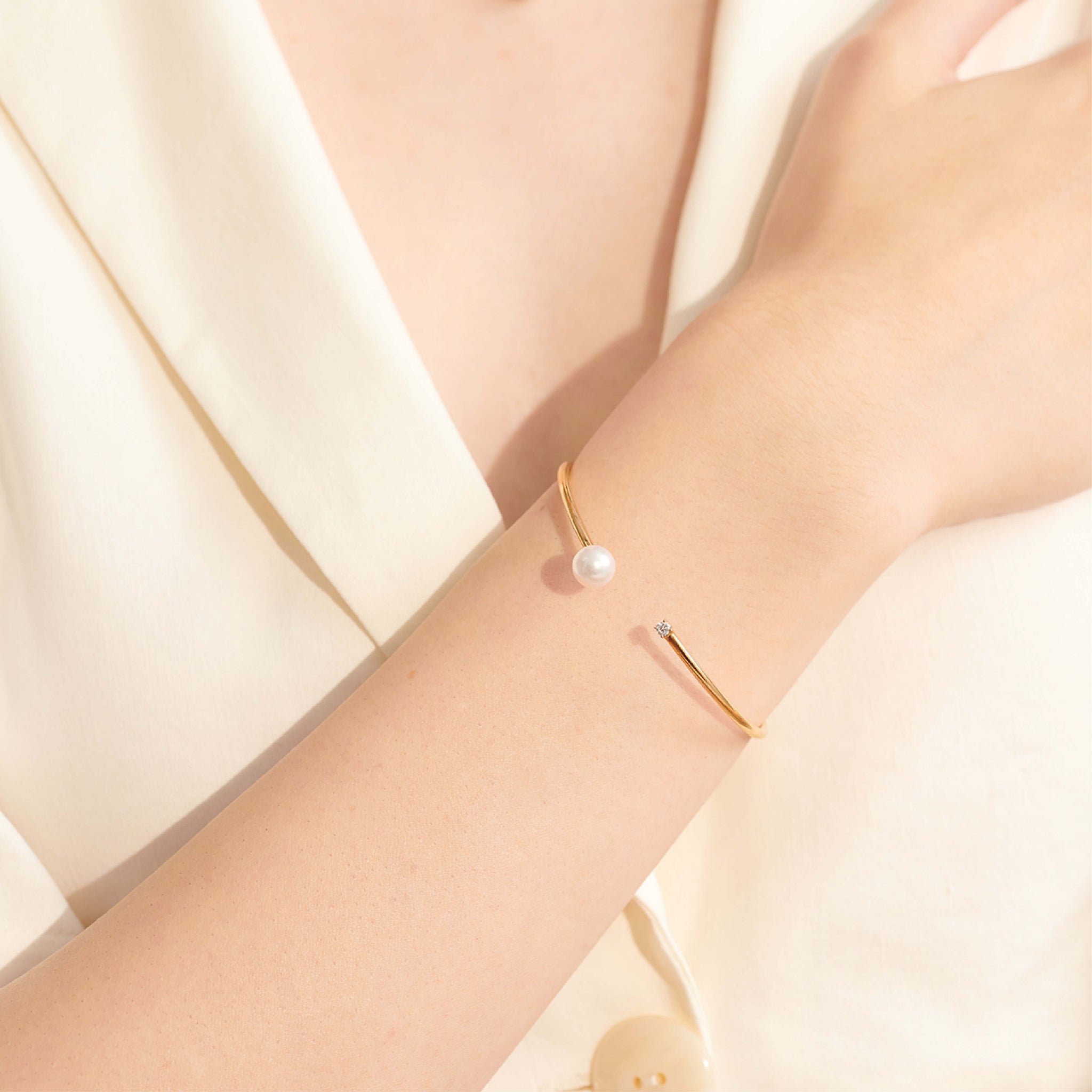 勇氣珍珠手環模特兒實戴正面照